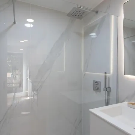 Apartment #11 Alex Terrace Parking Ac 2 Bdr 5mins To Sea *